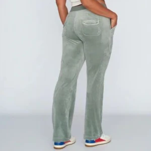 Juicy couture  - säljer helt ny juicy byxor i en bra skick, aldrig använd. Kontakta mig om du vill veta mer grejer om byxan.