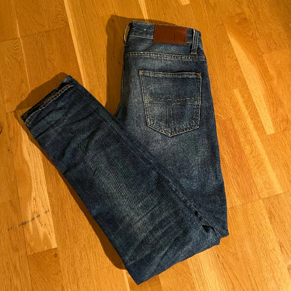 Säljer nu ett par feta tiger of Sweden jeans storlek 29/32 modellen är 170 och är lite stora för han. Skicket skulle jag säga är 7/10 små defekter åstadkommer skriv för med bilder. Ny priset ligger runt 1600. Jeans & Byxor.