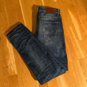 Säljer nu ett par feta tiger of Sweden jeans storlek 29/32 modellen är 170 och är lite stora för han. Skicket skulle jag säga är 7/10 små defekter åstadkommer skriv för med bilder. Ny priset ligger runt 1600