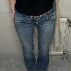 Lågmidjade jeans - Säljer dessa skitnygga lågmidjade vintage jeans då de inte kommer till användning🤍Det står ingen storlek i dem men de sitter som en xs! Jeansen är i fint skick med tanke på hur gamla de är, har dock sprättat upp dem i längderna så de ska bli längre🤍