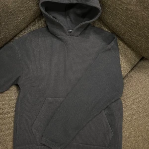 Stickad hoodie  - En fin stickad hoodie från Jack & Jones i storleken M. Skick 8/10 sparsamt använd hör gärna av er vid fler frågor eller funderingar 🙌🥂