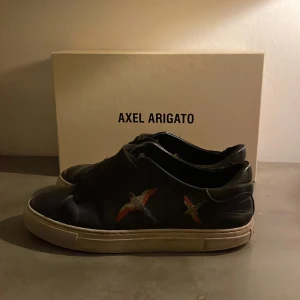 Stl 37   450 kr - Hej! Säljer nu mina härliga Axel arigato skor! Köpt för nått år sen och köpt i butik! Du får med box, skick 5/10 såklart tvättar jag dom och rengör innan jag skickar! 