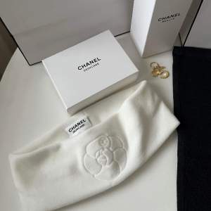 Jätte snygga. Det är ett handduk och pannband och ett Nyckelring (siffra 5). Allt är från Chanel. 