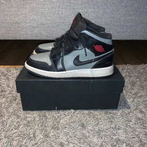 Jordan 1 shadow red (gs) - Säljer mina Jordan 1or. Skick 7/10 ny pris 1800 på Restocks. Säljer skorna pga att skorna är för små och försöker bara ge av mig med dem. Pris kan diskuteras. Kontakta mig om du är intresserad.