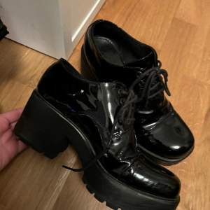 Fina skor / loafers med klack från Vagabond i storlek 38. Nypris 1020kr