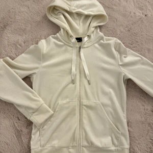 Vit Cecilia Velour hoodie - Gina tricot  - Vit Cecilia velour hoodie från Gina Tricot, jätte bra skick och har använts endast en gång, storlek xs