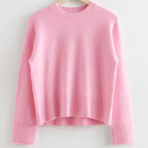 Säljer min rosa stickade tröja från Other stories, har aldrig fått användning av den. Kom privat för egna bilder🩷 köparen står för frakten. 