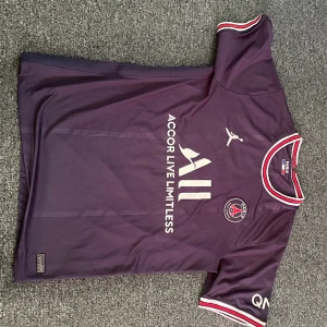 Psg tröja  - Säljer min psg tröja då jag har haft den i 1 år och har används ett par gånger och skicket i sig är bra förutom att trycket på baksidan har nästan gått bort annars är allt som de ska va. Psg tröja från 21/22 hemma tröja neymar på ryggen.