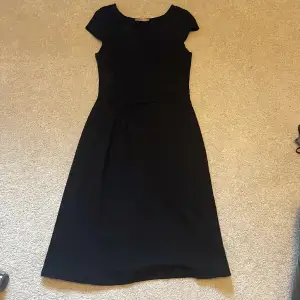 En snygg klänning som jag säljer eftersom den bara använts en gång. Den har inga defekter och går över knäna på mig som är 160, passar jättebra när man vill känna sig lite finare!