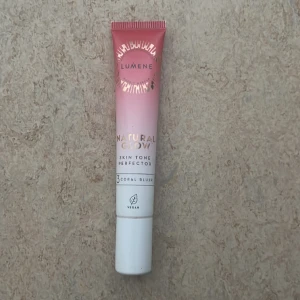 Lumene natural glow blush  - Färg:3 coral blush. 20 ml. Andvänd 2-3 gånger 