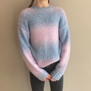 Lila och blå stickad tröja  - Lila och blå stickad tröja från cubus, bra skick, mjuk