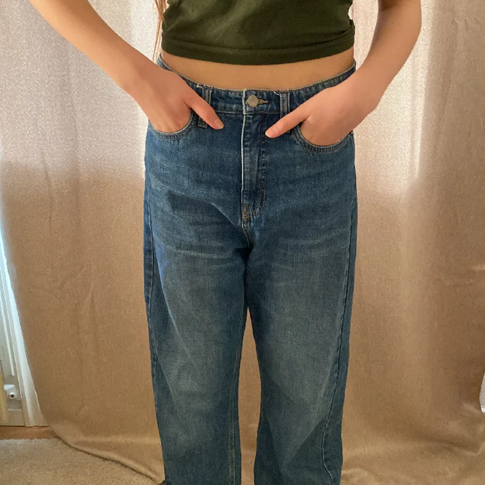 Säljer dessa baggy jeans för de inte kommer till användning. Modellen har de Low waist men de är egentligen high waist, detta kan man själv bestämma om man köper de i större storlek än vad man brukar ha. . Jeans & Byxor.