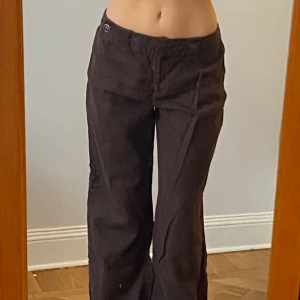 Lågmidjade linnebyxor - Köpa second hand, bra skick förutom att en av midje knapparna har trillat av. Midjemått 80cm, innerbenslängd 74. skriv för frågor eller fler bilder!