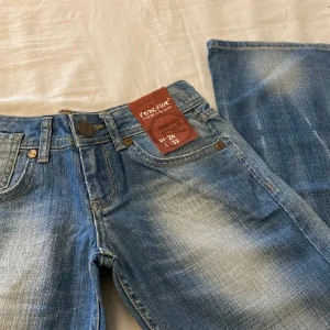 Lågmidjade unika snygga jeans  - Köpte dessa på plick men då dom inte passar behovet jag tyvärr sälja dom, midjemåttet är 33,5cm och innebensläng 85cm. Kontakta för frågor 💕💕
