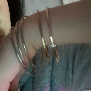 Armband  - Ett par coola armband som är stora ringar både guld och silver