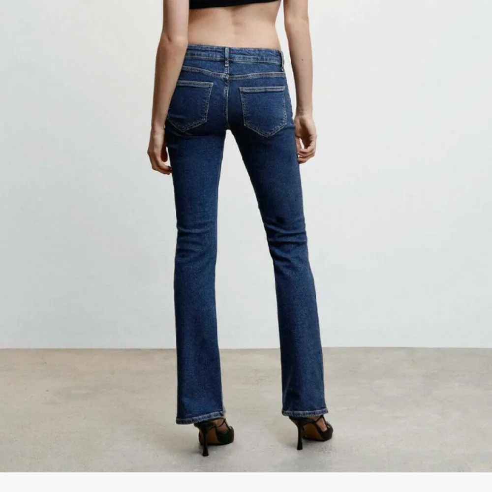 Low waist bootcut jeans jeans från Mango i mycket fint skick💙 Passar mig som vanligtvis har 36. 🫶🏼 Nypris 599kr. Jeans & Byxor.