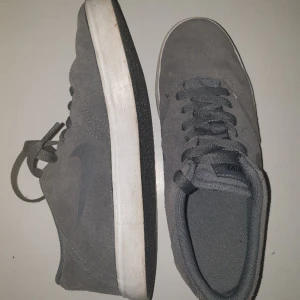 2 nike skor - 2 nike skor för 120 kr