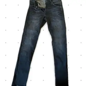 Jack & Jones slim fit jeans, använd 2 gånger i skolan men de passa inte mig.Dm för mer info.TAR EMOT BYTEN