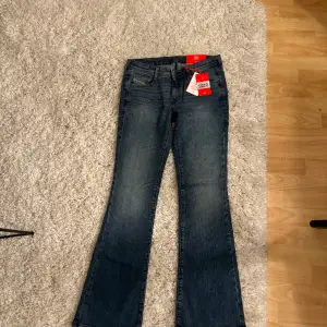 Diesel boot cut jeans beställde för att prova men dom var för liten storlek och sen glömde jag skicka tillbaka jag beställde två storlekar så jag har dom i storlek 29 och 28
