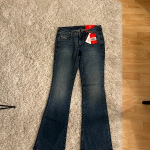 Diesel jeans - Diesel boot cut jeans beställde för att prova men dom var för liten storlek och sen glömde jag skicka tillbaka jag beställde två storlekar så jag har dom i storlek 29 och 28
