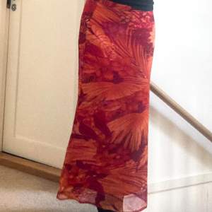 En skit fin lång kjol med massa massa varma rödaktiga färger.väldigt fint skick.kontakta för flera bilder ❤️🩷🧡🤎