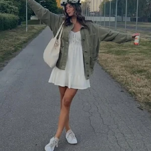 Klänning  - Säljer min favorit klänning då den inte kommer till användning. Perfekt till student eller midsommar. Skriv för fler bilder på klänningen! Endast använd på midsommar förra året. Betalning sker via swish och köparen står för frakten!💛