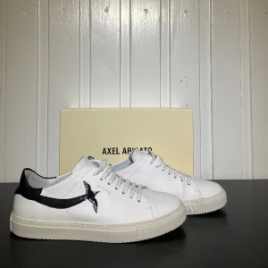 AXEL ARIGATO🍾 - Säljer nu mina Axel Arigato Clean 90 som bara är använda ett fåtal gånger Storlek 41 Skick 9/10 Nypris 2600kr Påse ingår!! Hör av dig vid funderingar!!🍾👑