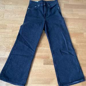 Säljer mina Loose bootcut jeans från hm som är nya andvända 2 gånger passform vida vid bena för mer infå skriv ett dm