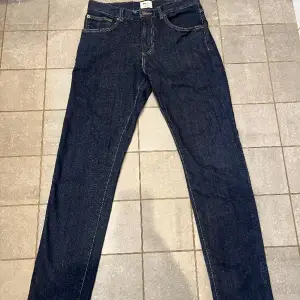 Mörblåa East west jeans kostar 900kr nya och dessa är använda Max 2 gånger så skick är nog minst 9,5/10. Slim fit är dom och storleken är 30w och 32L. Skriv för frågor eller prisförslag!