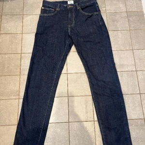 East west jeans - Mörblåa East west jeans kostar 900kr nya och dessa är använda Max 2 gånger så skick är nog minst 9,5/10. Slim fit är dom och storleken är 30w och 32L. Skriv för frågor eller prisförslag!