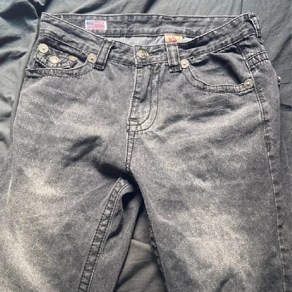 Svarta true religon jeans, knappt använda, fråga om du undrar något. Jeans & Byxor.