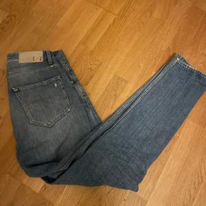 Fina jeans från Tiger of Sweden i slim passform. Använda men i mycket bra skick