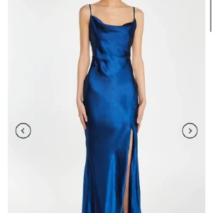 Balklänning  - balklänning från true decadence. storlek 38, endast använd en gång💕