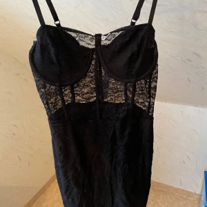 Festklänning  - Fin klänning. Aldrig använd och med prislappen kvar. Den är i storlek S. 