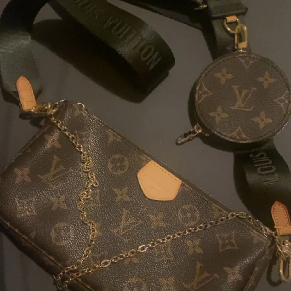 köpt för 1 år sedan för 3500kr och kommer aldrig till använding så jag hoppas någon annan kan få anvädning av denna fina väska. Laukut & Käsilaukut.