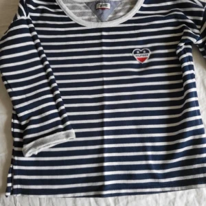 Tommy Hilfiger sweater - Begagnad sweater från Tommy Hilfiger i stl S. Mycket fint skick!