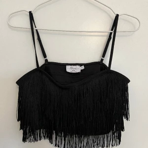 Festtopp NA-KD - Snygg festtopp med fransar från NA-KD x Hanna Schönberg, använd fåtal gånger 