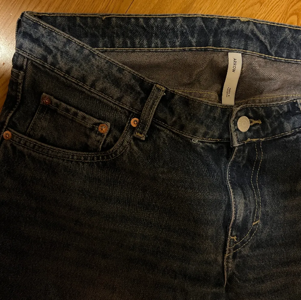 Jeans från Weekday i modellen ”Arrow”, aldrig använda. Säljer pga fel storlek för mig.  Storlek 33/34. Jeans & Byxor.