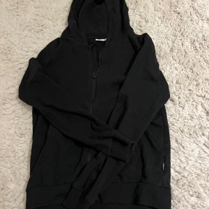 Svart zipup hoodie  - Svart zipup hoodie från zalando i storlek 158-164. Jätte bra skick och använd ungefär 5 gånger. Tryck gärna på köp nu!🥰