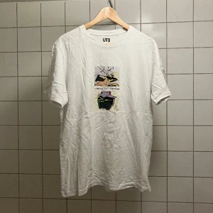 T-shirt Mobile Suit Gundam - Hyffsat stor i storleken.