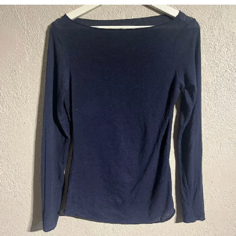 säljer denna mörkblåa intimissimi tröjan då den inte används längre!❤️. Toppar.