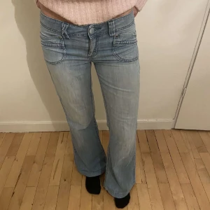 Lågmidjade jeans - Lågmidjade jeans med coola fickor,  Midjemått: 39 cm Innerbenslängd: 78 cm.