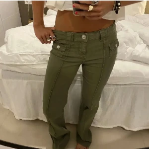 Hm jeans - Intresekoll på mina hm jeans i GRÖNT, storlek 36, kommer inte till användning så mycket, dirket köp för 500