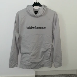 Peak performance Hoddie  - Peak performance Hoddie som jag köpte på Kungsbacka outlet.  Storlek-S Ny pris- 1099kr Mitt pris- 399kr