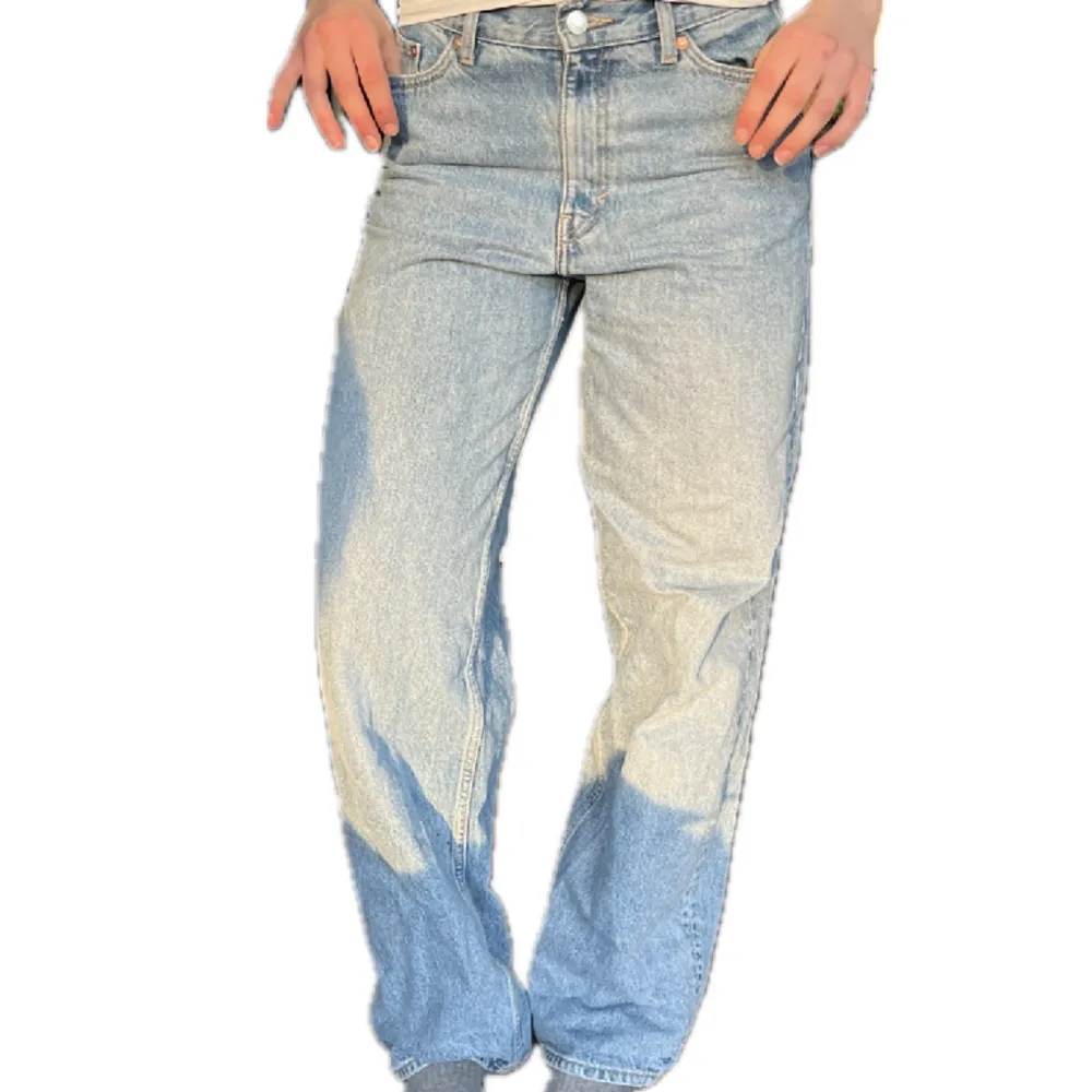 Baggy jeans från weekday, modell ”Rail”!!💥💥 sparsamt använda. Jeans & Byxor.