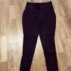 Ridbyxor  - Nu ska jag sälga mina ridbyxor från CRW för att dem har blivit för små för mig. Dem är i helt nytt skick och har knappt använda.