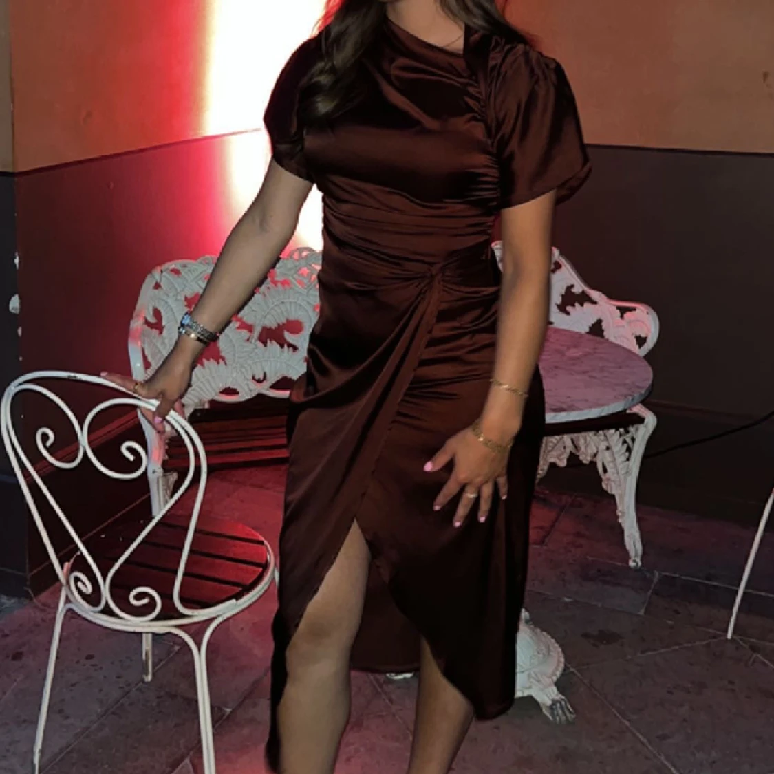 Brun satin klänning - 90