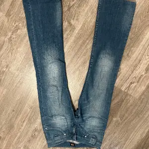 Lågmidjade, utsvängda Lee jeans!! Snygga fickor där bak💕w28 L33