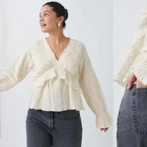 Söker denna beiga/vita blusen med små volanger från Gina tricot i storlek xxs-s. Om du säljer , kan tänka dig att sälja eller vet nån som säljer kontakta mig 💕💕