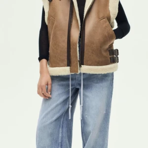 Zara väst - Slutsåld väst från zara. Sparsamt använd.  Kostar 859 ny.